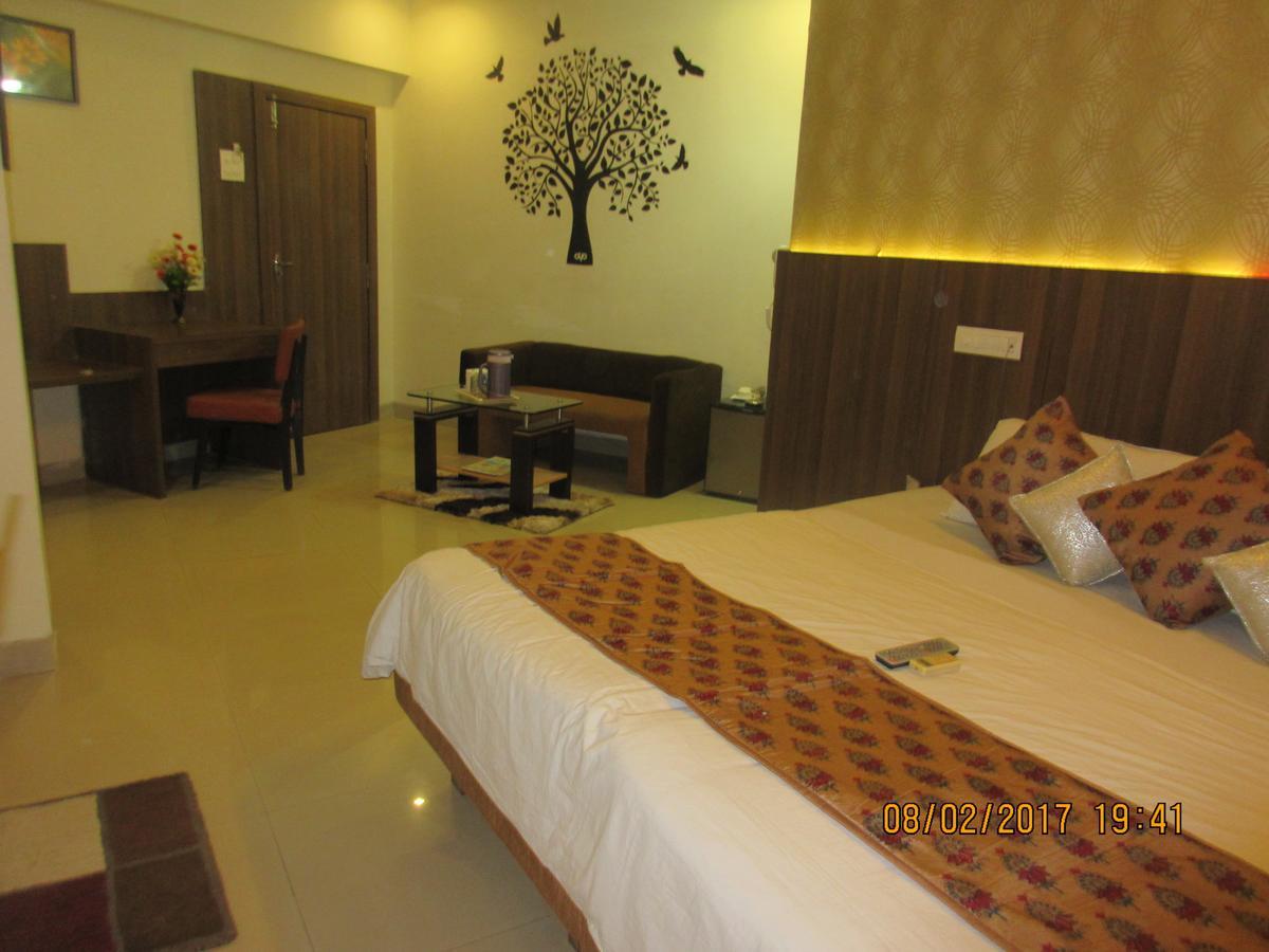 Hotel Panchratna Panvel Esterno foto