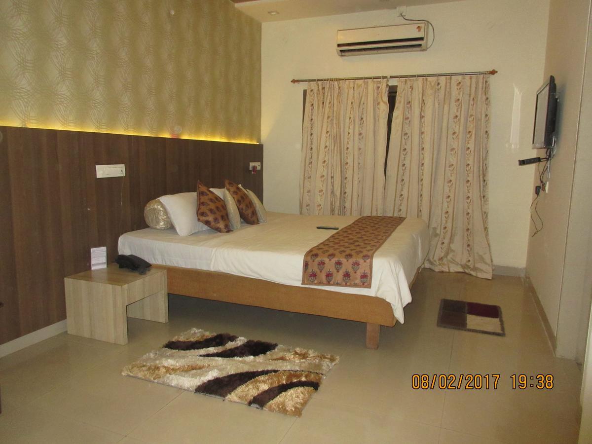 Hotel Panchratna Panvel Esterno foto